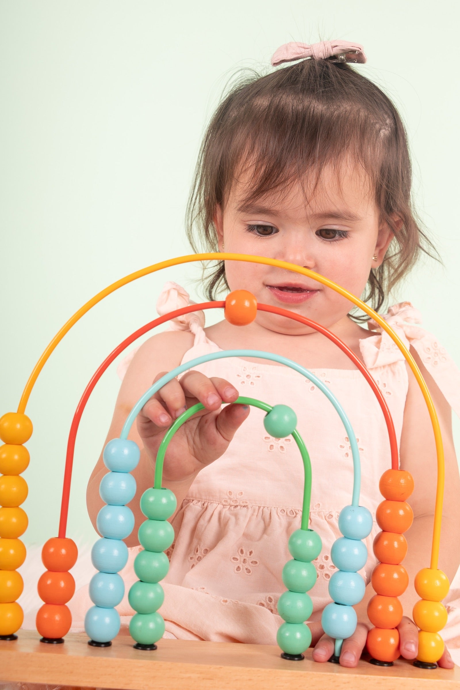 Niña jugando con el arcoíris de cuentas Miimi